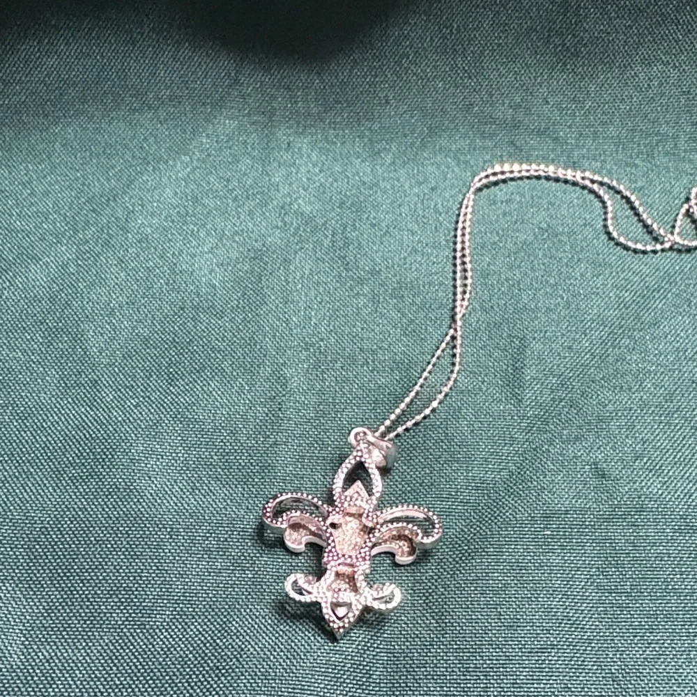 🖤Elegant Silver Fleur-de-Lis Necklace🖤 - Picture 2 of 3